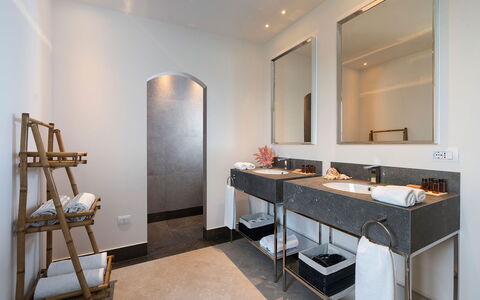 Villa Pozzillo: Interieur Ontwerp, Flooring, Loodgieterswerkinrichting, Verdieping, Verlichting, Plafond, Loodgieter, Kraan, Countertop, Badkamer