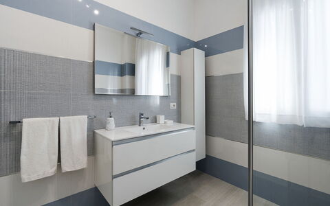 Villa Agorà: Loodgieterswerkinrichting, Flooring, Interieur Ontwerp, Verdieping, Badkamer, Loodgieter, Tegel, Wastafel, Badkamerkast, Kraan