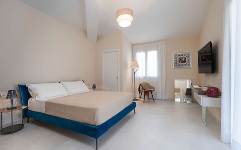 Villa Agorà: Meubilair, Interieur Ontwerp, Bed, Flooring, Slaapkamer, Verdieping, Textiel, Kamer, Plafond, Laken