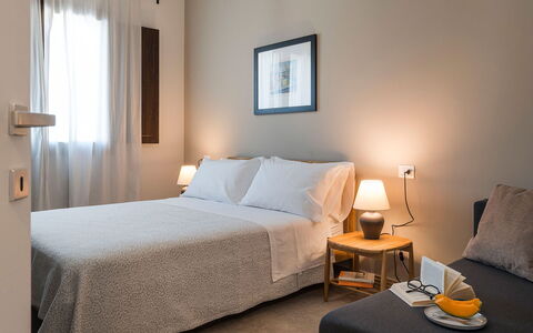 Villa Camporeale: Meubilair, Interieur Ontwerp, Muur, Slaapkamer, Bed, Verdieping, Flooring, Hout, Kamer, Laken