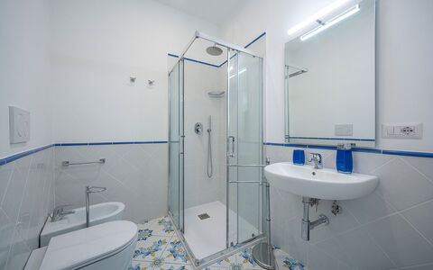 Maison Maiori: Loodgieterswerkinrichting, Flooring, Badkamer, Verdieping, Interieur Ontwerp, Wastafel, Kraan, Wastafel In De Badkamer, Plafond, Loodgieter