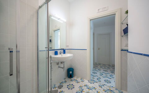 Maison Maiori: Blauw, Flooring, Verdieping, Interieur Ontwerp, Loodgieterswerkinrichting, Badkamer, Tegel, Plafond, Samengesteld Materiaal, Kamer