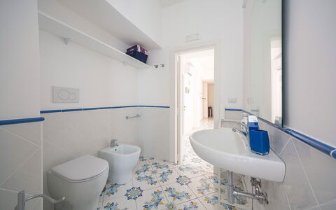 Maison Maiori: Flooring, Verdieping, Interieur Ontwerp, Loodgieterswerkinrichting, Tegel, Samengesteld Materiaal, Loodgieter, Badkamer, Kraan