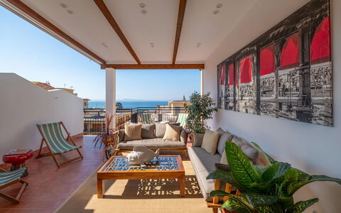 Casa Mario: Meubilair, Hout, Tafel, Stoel, Interieur Ontwerp, Verdieping, Appartement, Balkon, Buitenmeubels, Zee