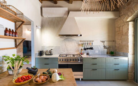 Villa del Sole: Keuken, Interieur Ontwerp, Meubilair, Countertop, Flooring, Toestel Van De Keuken, Hout, Cabinetry, Plafond, Major Appliance