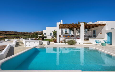 Villa Apanema: Blauw, Zwembad, Ontwerp, Villa, Stoel, Toevlucht, Kamerplant, Binnenplaats, Eco Hotel, Penthouse