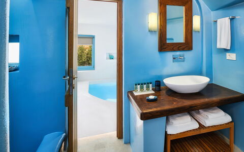 Villa Apanema: Blauw, Muur, Interieur Ontwerp, Loodgieterswerkinrichting, Plafond, Flooring, Meubilair, Verdieping, Verlichting, Badkamer