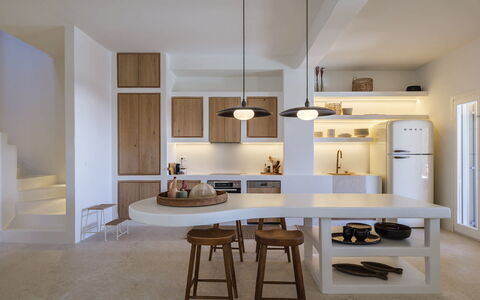 Villa Medea: Interieur Ontwerp, Lichte Inrichting, Meubilair, Plafond, Keuken, Flooring, Hout, Countertop, Verlichting, Verdieping