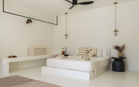 Villa Medea: Muur, Interieur Ontwerp, Plafond, Meubilair, Flooring, Verdieping, Lichte Inrichting, Verlichting, Slaapkamer, Bed