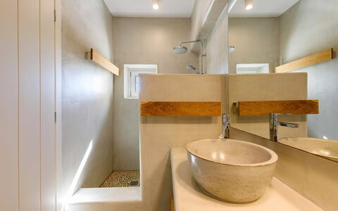 Villa Melina: Flooring, Muur, Interieur Ontwerp, Loodgieterswerkinrichting, Verdieping, Hout, Wastafel In De Badkamer, Plafond, Badkamer, Verlichting