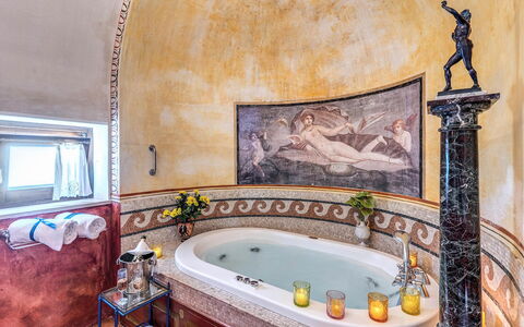 Villa Madonna di Costantinopoli: Interieur Ontwerp, Loodgieterswerkinrichting, Flooring, Verdieping, Bad, Verlichting, Meubilair, Kraan, Badkamer, Plafond
