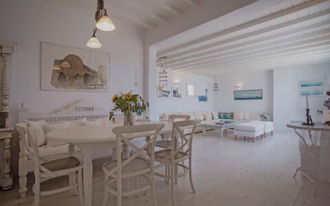 Villa Talassa: Meubilair, Interieur Ontwerp, Flooring, Verdieping, Stoel, Huis, Tafel, Plafond, Bankstel, Woonkamer