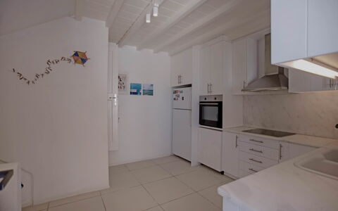 Villa Talassa: Flooring, Verdieping, Interieur Ontwerp, Hout, Plafond, Countertop, Meubilair, Keuken, Major Appliance, Verlichting