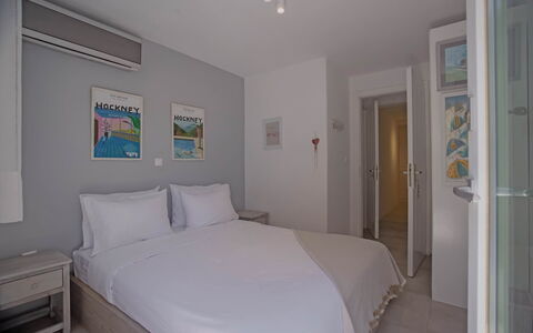 Villa Talassa: Meubilair, Appartement, Interieur Ontwerp, Huis, Verdieping, Slaapkamer, Bed, Stoel, Hoofdkussen, Bedding