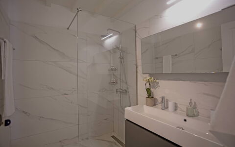 Villa Talassa: Muur, Flooring, Interieur Ontwerp, Verdieping, Loodgieterswerkinrichting, Plafond, Loodgieter, Badkamer, Kraan, Tegel