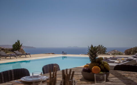 Villa Talassa: Zwembad, Meubilair, Zee, Kust En Oceanic Landvormen, Toevlucht, Kust, Buitenmeubels, Oceaan, Stoel