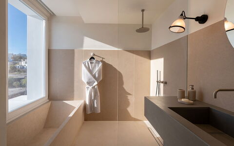Villa Kallisti: Flooring, Muur, Interieur Ontwerp, Loodgieterswerkinrichting, Verdieping, Badkamer, Badkamerkast, Wastafel In De Badkamer, Kraan, Wastafel