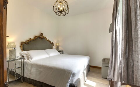 Villa Senio: Interieur Ontwerp, Meubilair, Slaapkamer, Bed, Verlichting, Bedding, Verdieping, Huis, Flooring, Bed Frame