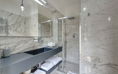 Villa Senio: Flooring, Loodgieterswerkinrichting, Interieur Ontwerp, Verdieping, Badkamer, Wastafel In De Badkamer, Kraan, Wastafel, Loodgieter, Tegel