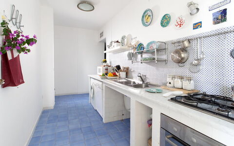 Sea Scent: Keuken, Interieur Ontwerp, Flooring, Countertop, Verdieping, Toestel Van De Keuken, Major Appliance, Meubilair, Kamer, Fornuis