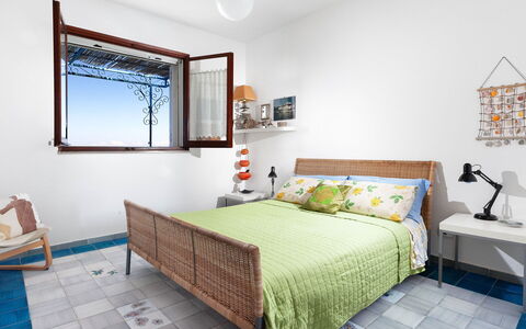 Sea Scent: Meubilair, Bed, Interieur Ontwerp, Slaapkamer, Muur, Bedding, Verdieping, Flooring, Laken, Hout