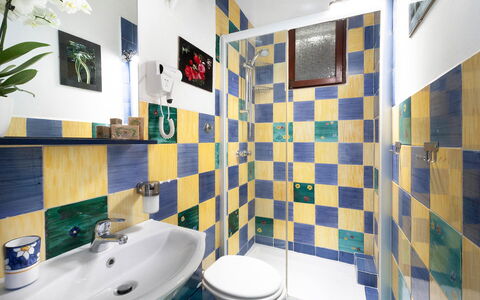 Sea Scent: Blauw, Flooring, Geel, Verdieping, Interieur Ontwerp, Tegel, Badkamer, Loodgieterswerkinrichting, Toilet, Wc Bril