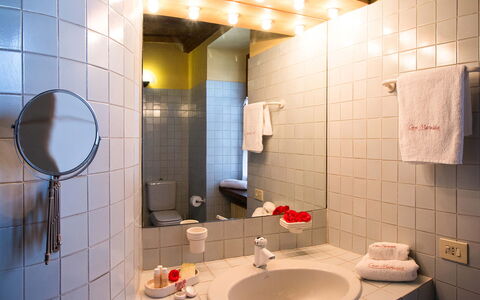 Mariuccia 1: Wastafel In De Badkamer, Muur, Interieur Ontwerp, Loodgieterswerkinrichting, Badkamer, Flooring, Wastafel, Kraan, Verdieping, Loodgieter