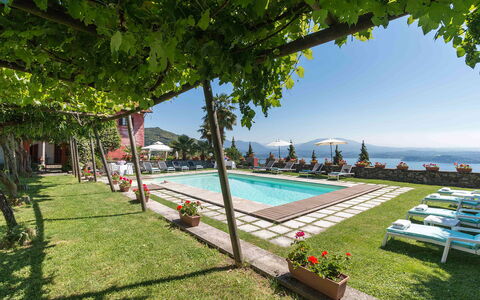 Mariuccia 1: Zwembad, Toevlucht, Buitenmeubels, Eco Hotel, Bergketen, Hacienda, Vrije Tijd, Bloempot, Badplaats, Schaduw