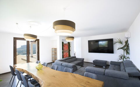 Villa Priscilla: Meubilair, Interieur Ontwerp, Hout, Flooring, Plafond, Tafel, Verdieping, Verlichting, Kamer, Woonkamer