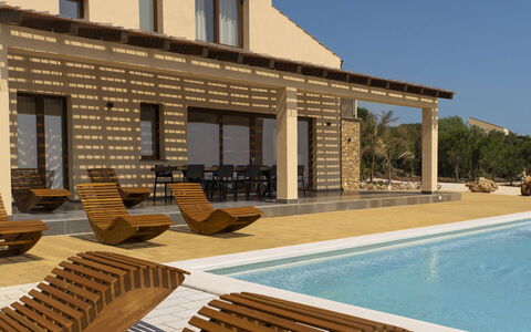 Villa Priscilla: Hout, Architectuur, Schaduw, Zwembad, Samengesteld Materiaal, Veranda, Buitenmeubels, Stoel, Landgoed, Outdoor Structuur