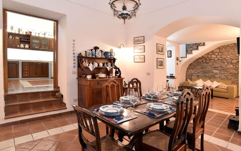 Villa Birbante: Meubilair, Interieur Ontwerp, Flooring, Hout, Tafel, Stoel, Eetkamer, Keuken En Eettafel, Verdieping, Plafond