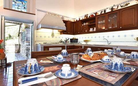 Villa Birbante: Meubilair, Interieur Ontwerp, Keuken, Tafel, Tableware, Flooring, Countertop, Stoel, Keuken En Eettafel, Eetkamer