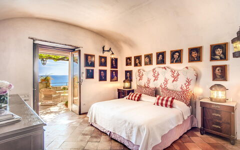 Villa San Giacomo: Meubilair, Toevlucht, Stoel, Bloempot, Hotel, Kamerplant, Villa, Linens, Slaapkamer, Woonkamer