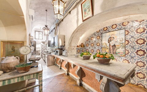 Villa San Giacomo: Interieur Ontwerp, Porselein, Stoel, Tegel, Serveware, Keuken En Eettafel, Kamerplant, Dishware, Eetkamer, Keuken