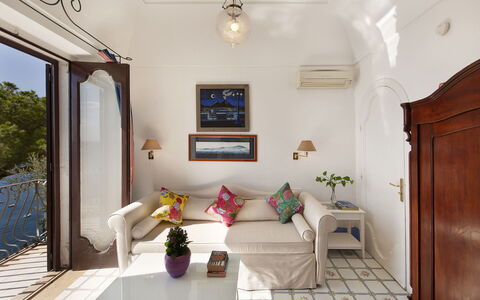 Little Mansour: Meubilair, Interieur Ontwerp, Flooring, Verdieping, Tafel, Stoel, Bloempot, Woonkamer, Kamer, Plafond