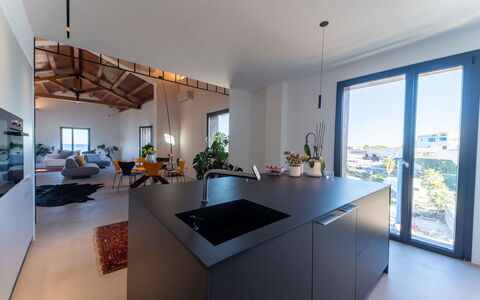 Iris House: Interieur Ontwerp, Flooring, Verdieping, Meubilair, Huis, Countertop, Keuken, Verlichting, Plafond, Keuken En Eettafel