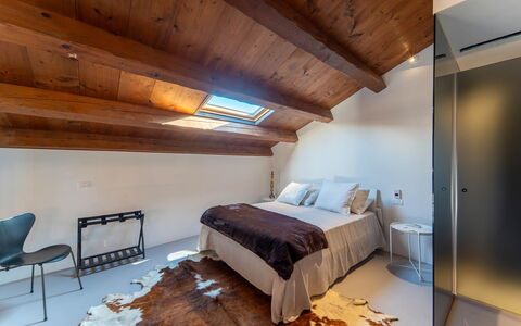 Iris House: Flooring, Hout, Verdieping, Interieur Ontwerp, Plafond, Houten Vloer, Slaapkamer, Kamer, Bed, Hardwood