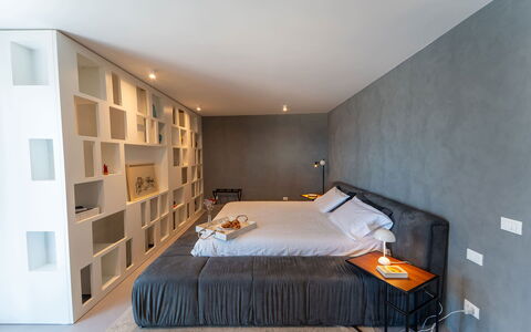 Iris House: Meubilair, Bed, Interieur Ontwerp, Verdieping, Flooring, Slaapkamer, Muur, Bedding, Laken, Kamer