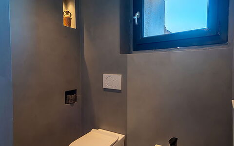 Iris House: Loodgieterswerkinrichting, Wc Bril, Toilet, Flooring, Badkamer, Verdieping, Loodgieter, Spiegel, Bidet, Tegel