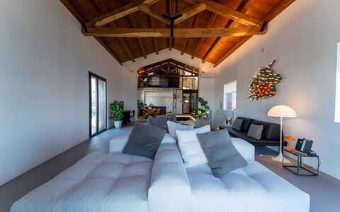 Iris House: Interieur Ontwerp, Meubilair, Flooring, Plafond, Verdieping, Architectuur, Huis, Bankstel, Woonkamer