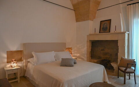 Masseria Loyola: Muur, Meubilair, Interieur Ontwerp, Flooring, Slaapkamer, Verdieping, Bed, Laken, Plafond, Bedding