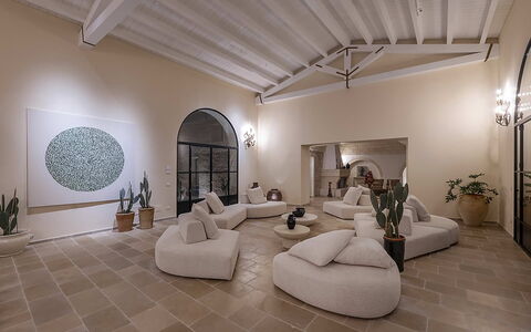 Masseria Loyola: Flooring, Interieur Ontwerp, Meubilair, Verdieping, Plafond, Bankstel, Verlichting, Architectuur, Woonkamer, Huis