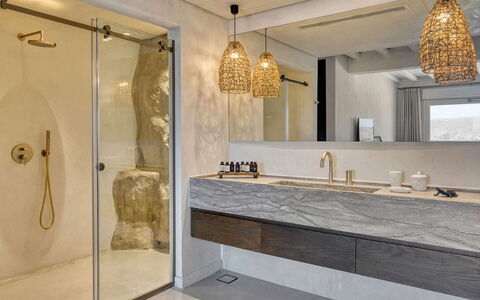 Villa Mitos: Flooring, Hout, Interieur Ontwerp, Verdieping, Loodgieterswerkinrichting, Verlichting, Plafond, Badkamer, Lichte Inrichting, Kraan