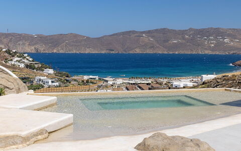 Villa Mitos: Bergachtig Landvormen, Berg, Heuvel, Bergketen, Zwembad, Ridge, Badplaats, Massif, Toevlucht, Buitenmeubels