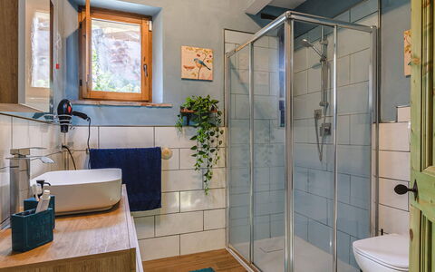 Villa dei Fiori: Flooring, Interieur Ontwerp, Verdieping, Loodgieterswerkinrichting, Badkamer, Verlichting, Kamer, Meubilair, Huis, Loodgieter