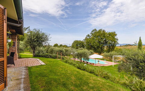 Villa dei Fiori: Tuin, Gazon, Landgoed, Werf, Landscaping, Hacienda, Backyard, Boerderij, Plantage, Villa