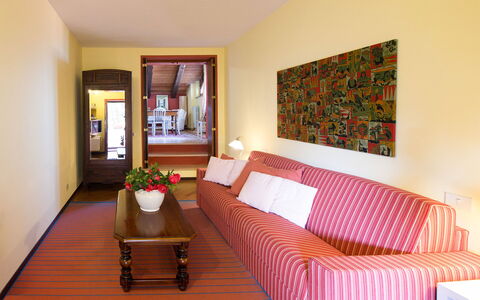 Mariuccia 3: Interieur Ontwerp, Flooring, Meubilair, Hout, Verdieping, Bankstel, Plafond, Kamer, Woonkamer, Verlichting