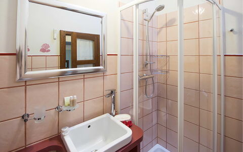 Mariuccia 3: Wastafel In De Badkamer, Loodgieterswerkinrichting, Interieur Ontwerp, Badkamer, Wastafel, Flooring, Verdieping, Kamer, Loodgieter, Kraan