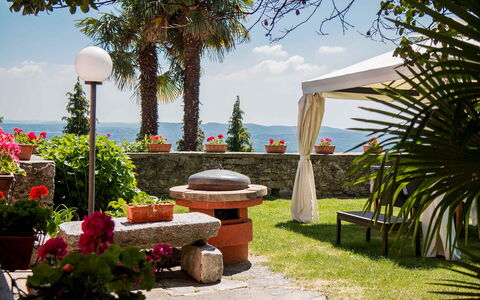 Mariuccia 3: Bloempot, Schaduw, Tuin, Toevlucht, Buitenmeubels, Landscaping, Kamerplant, Eco Hotel, Buitentafel