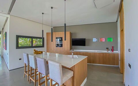 Villa Inaya: Interieur Ontwerp, Meubilair, Flooring, Hout, Verdieping, Plafond, Keuken, Countertop, Lichte Inrichting, Verlichting